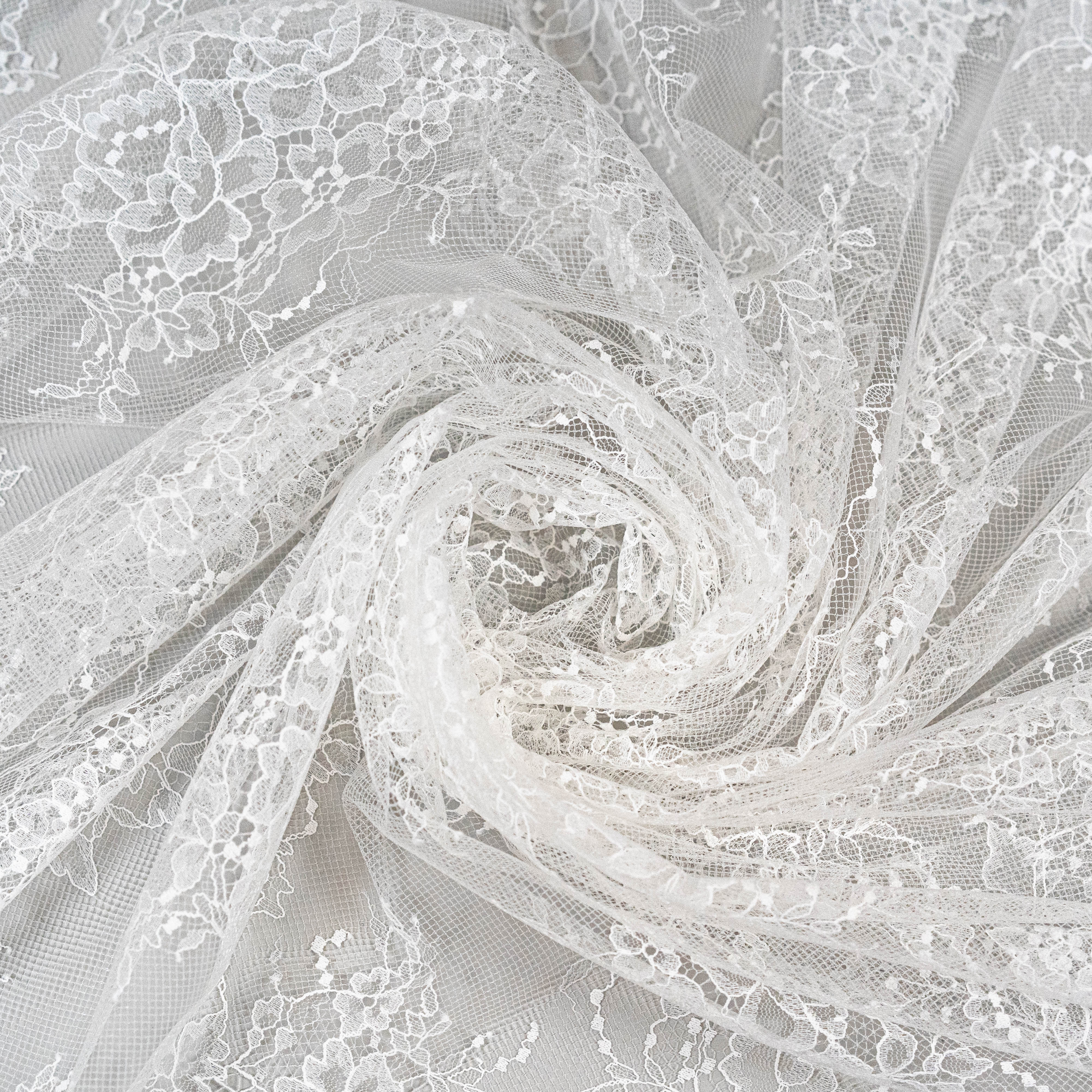 Delicate Chantilly Lace (1678) - S. Ivory