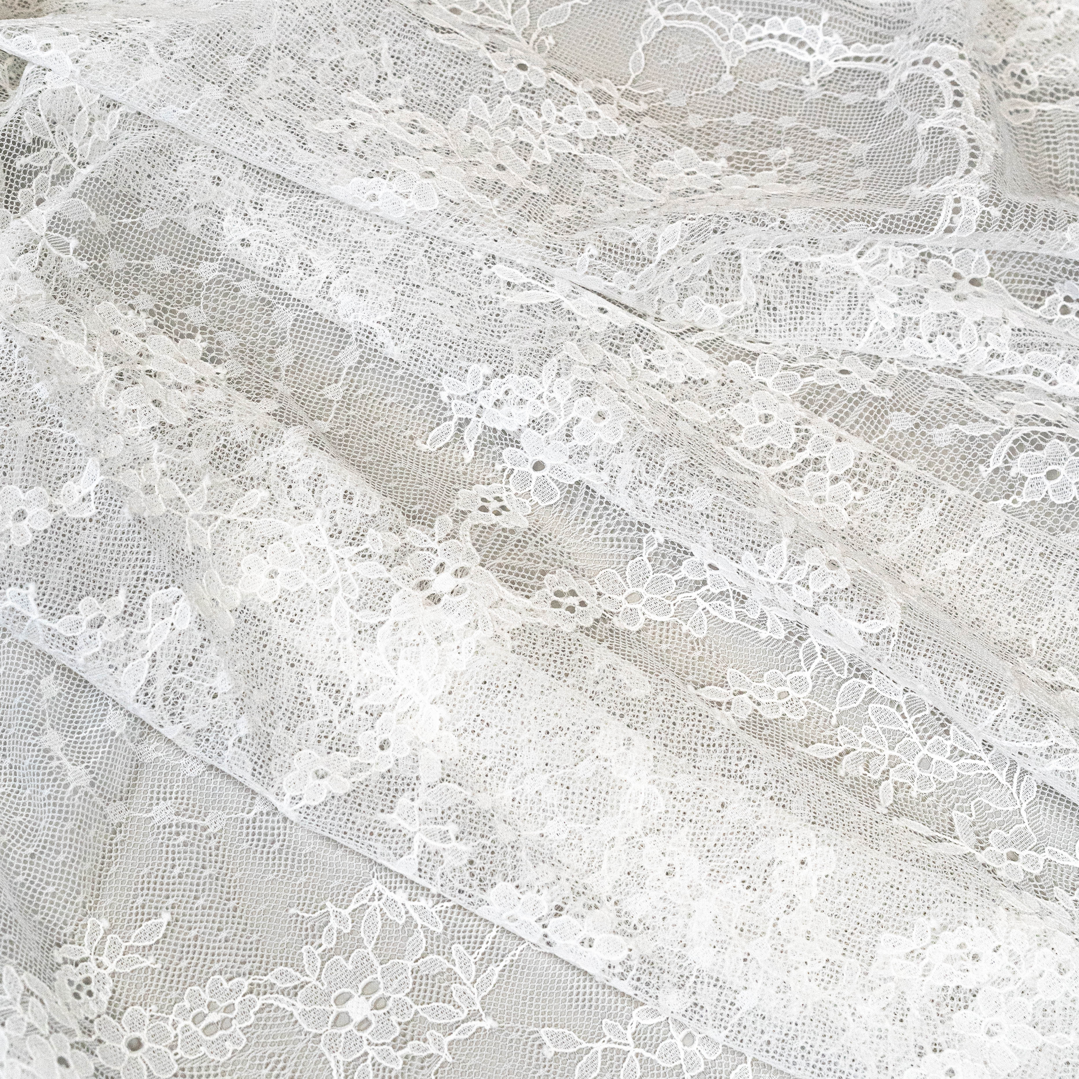 Cascading Arch Chantilly Lace (1679) - S. Ivory