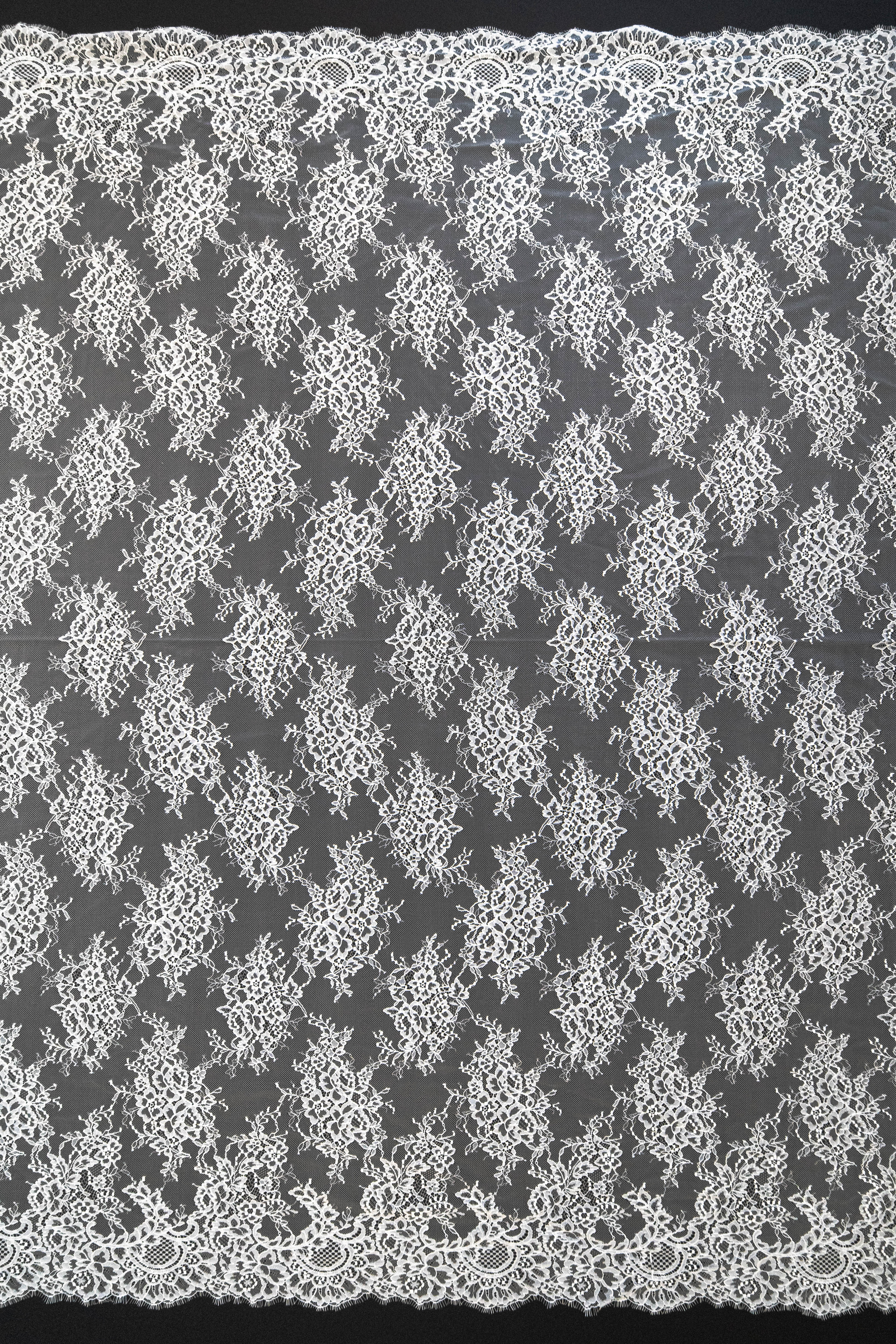 Delicate Chantilly Lace (1678) - S. Ivory
