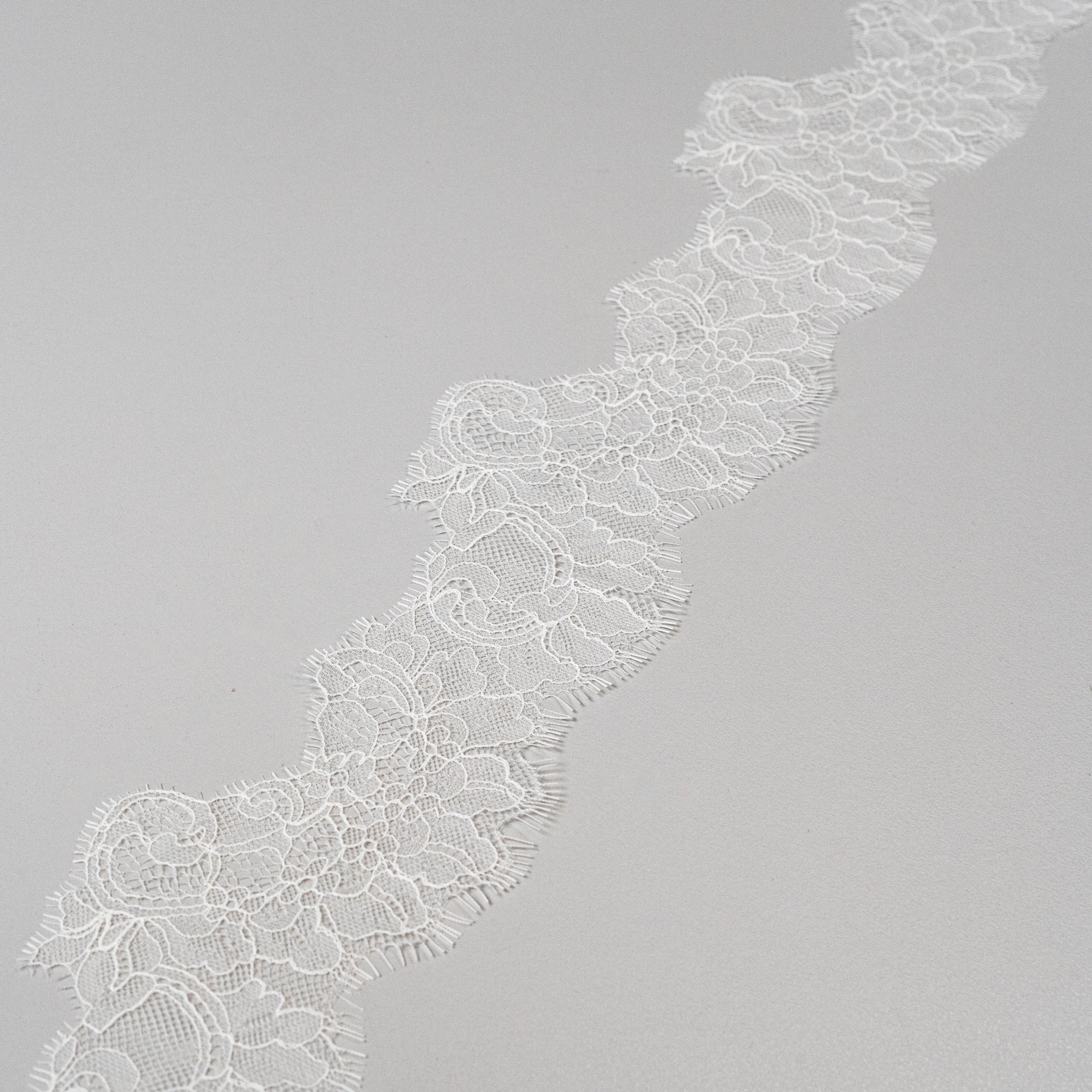 Swirling Delicate Lace Trim (1682T) - M. Ivory