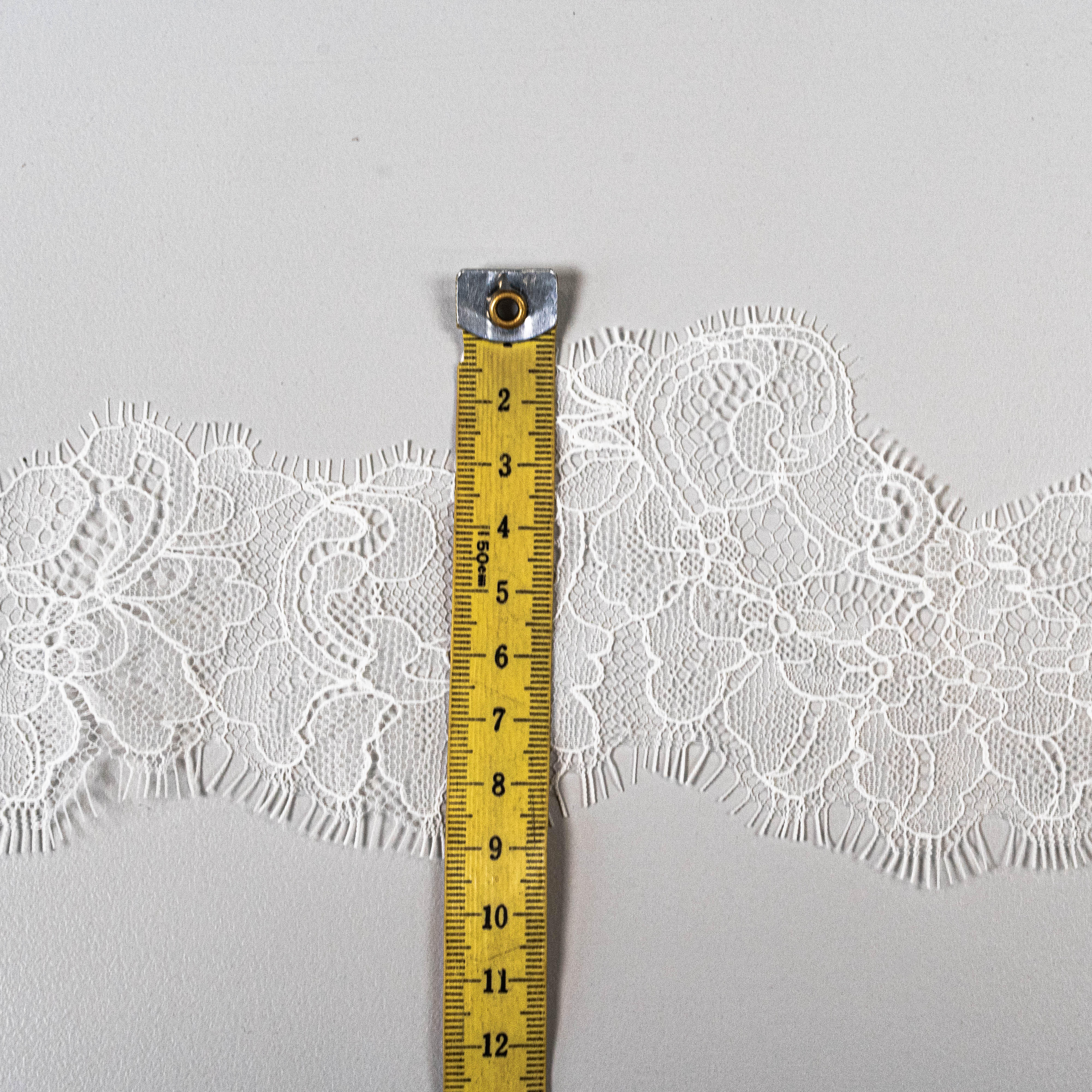Swirling Delicate Lace Trim (1682T) - M. Ivory