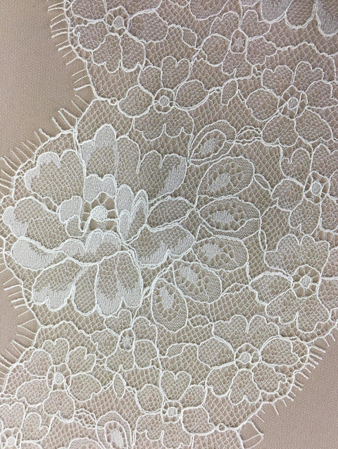 Fine lace trim  (1325t) Ivory