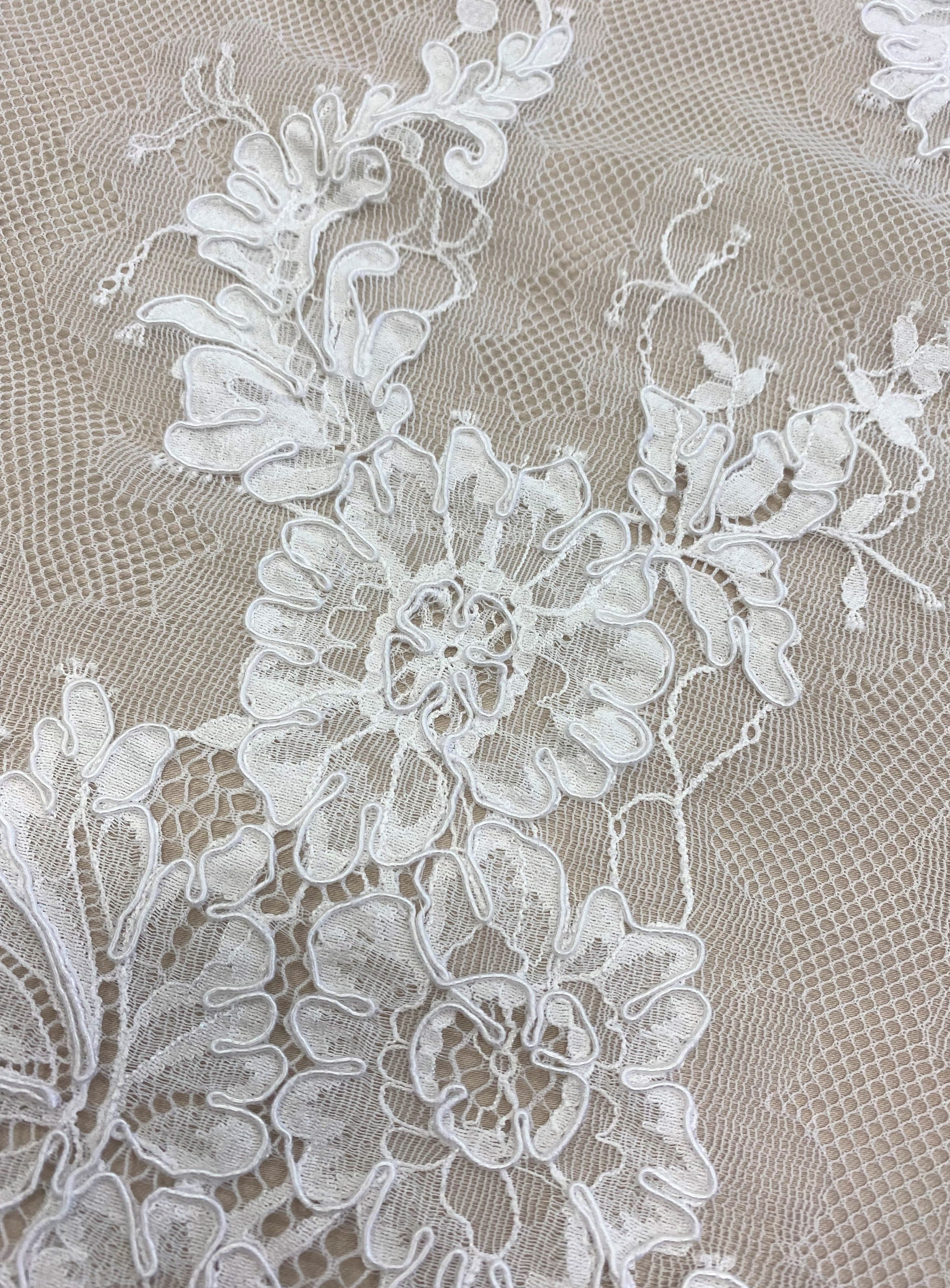 White Corded Floral Lace — featuring scalloped edges, eyelash detail and floral motifs, in nylon, 140cm wide