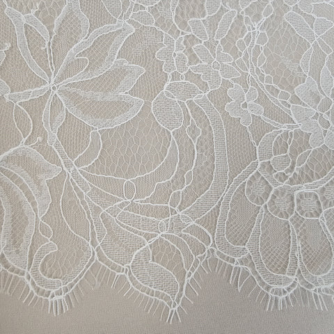 Fine lace trim (1658t) Ivory