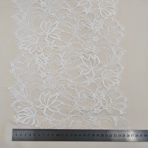 Fine lace trim (1658t) Ivory