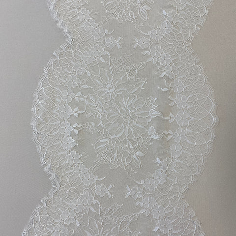 Fine lace trim (1668t) Ivory