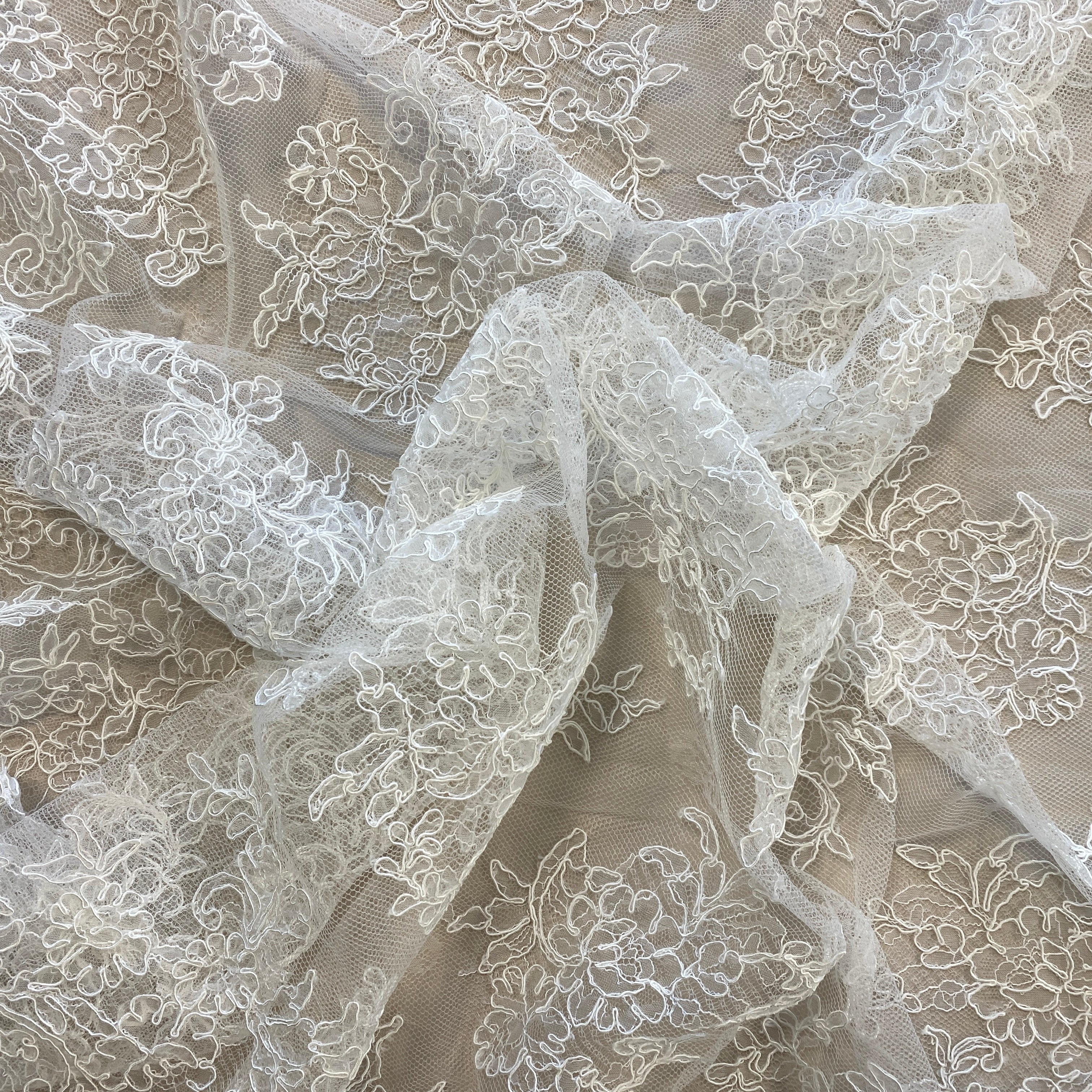 Ivory Fine Corded Lace — featuring scalloped edges, floral motifs and a corded texture, in nylon, cotton and viscose, 140cm wide