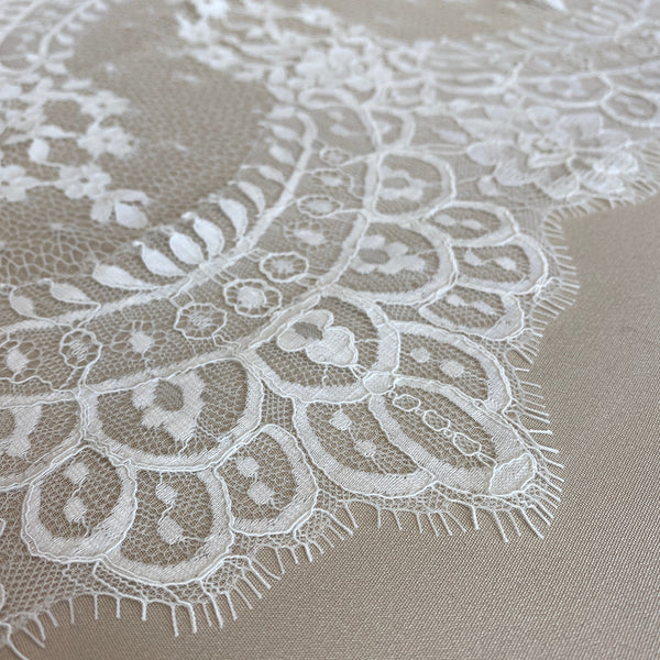 Fine Lace Trim (1676t) – Ivory