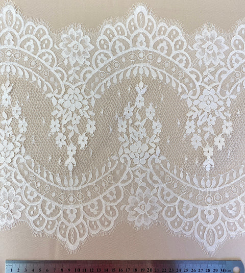 Fine Lace Trim (1676t) – Ivory