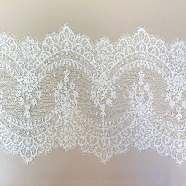 Fine Lace Trim (1676t) – Ivory