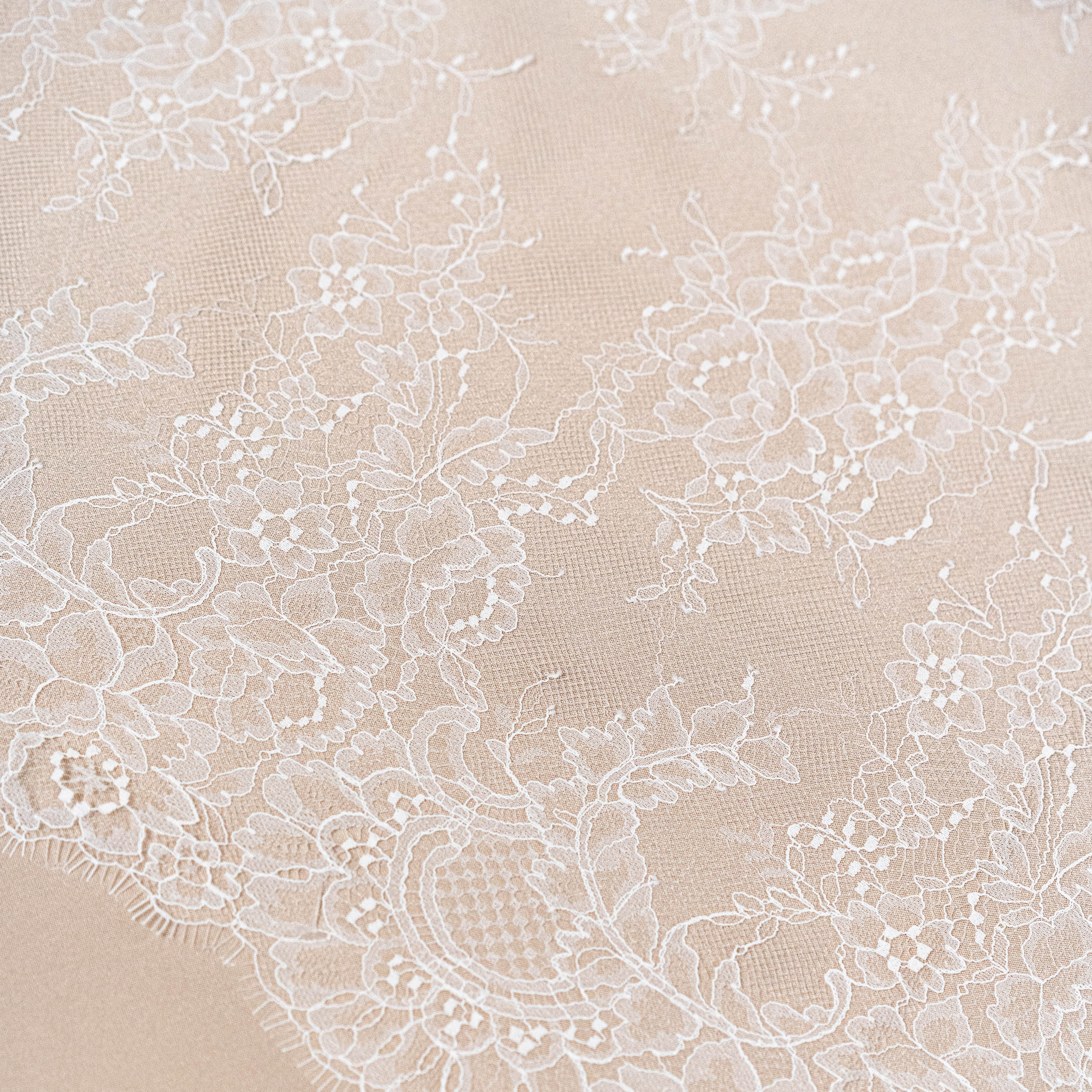 Delicate Chantilly Lace (1678) - S. Ivory