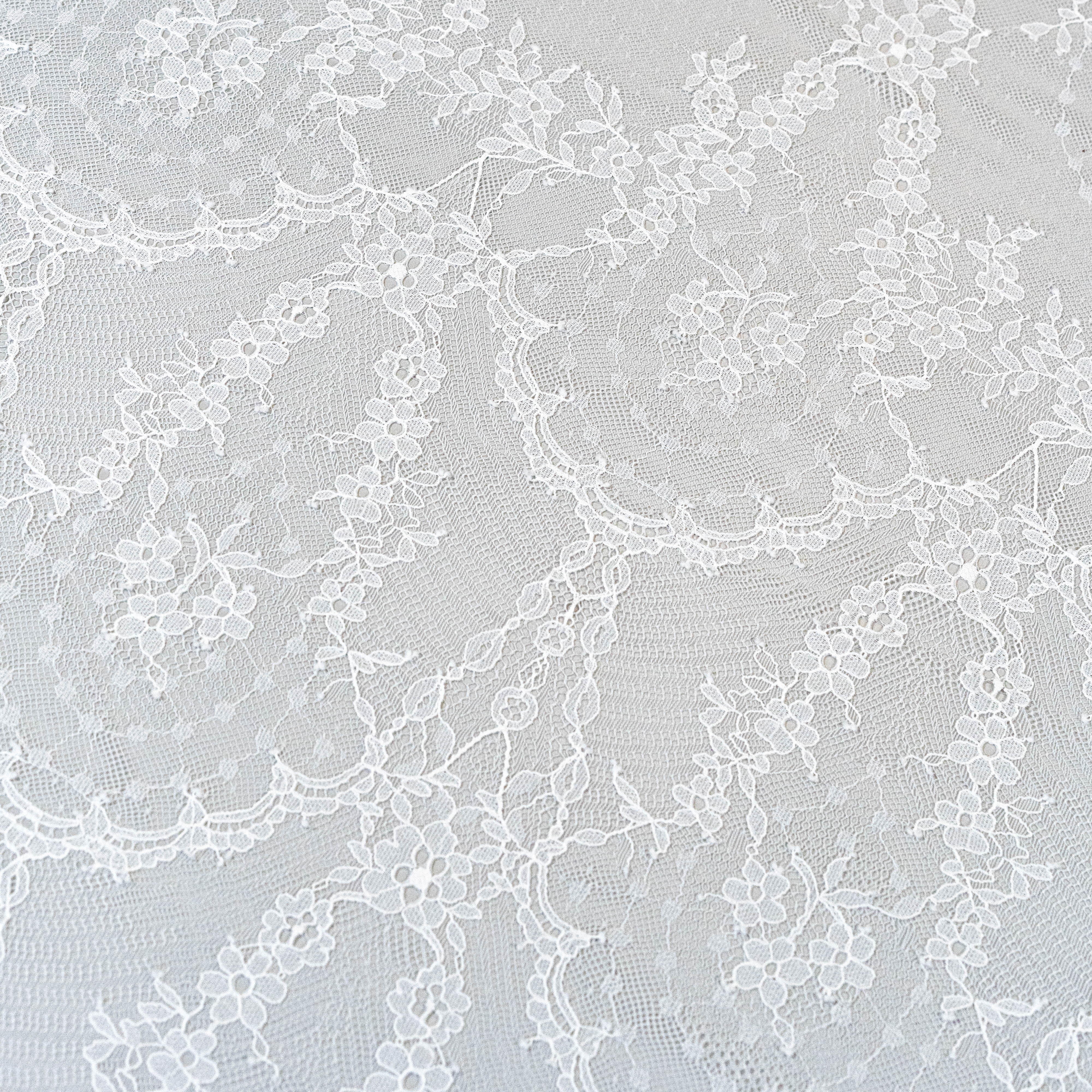 Cascading Arch Chantilly Lace (1679) - S. Ivory