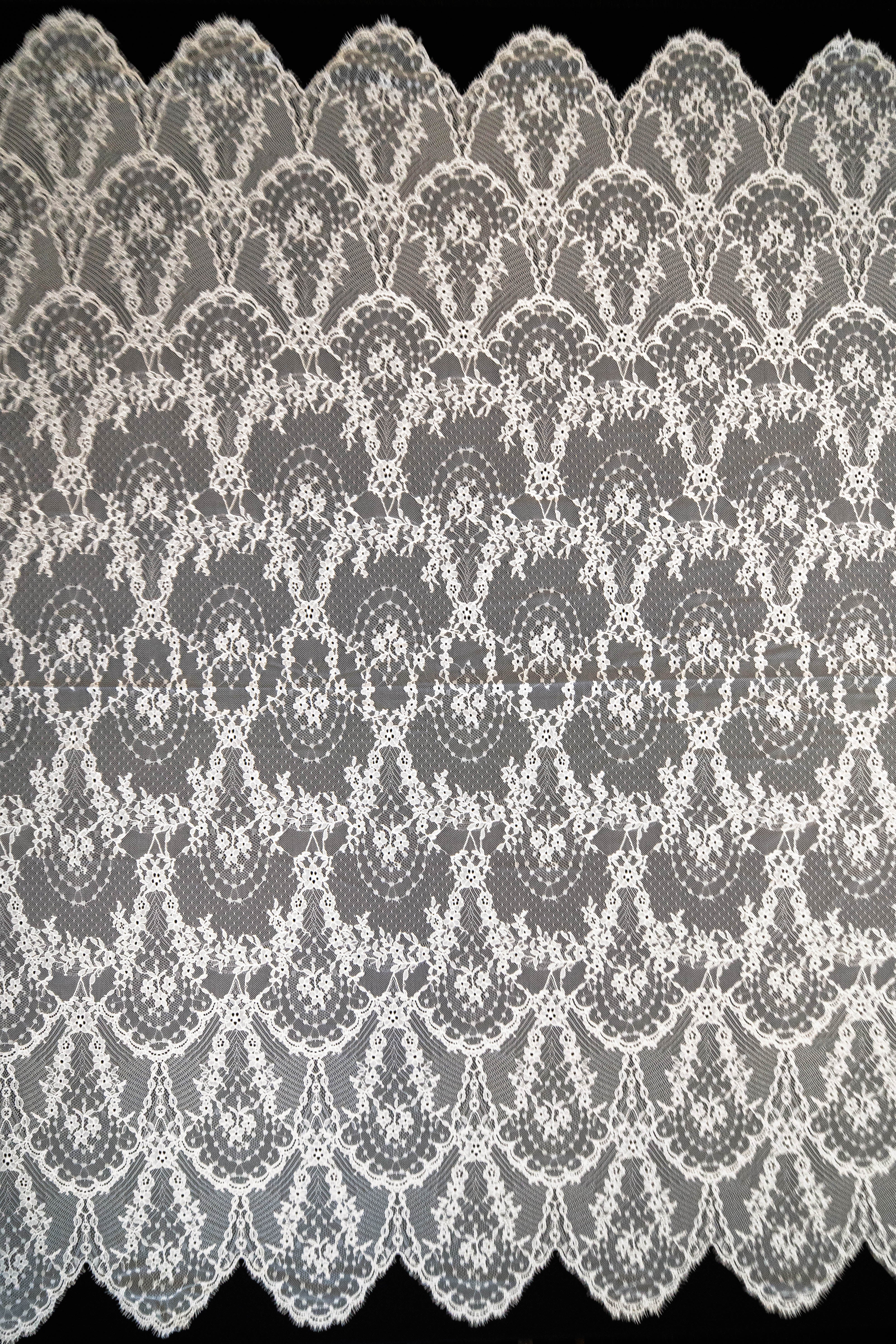 Cascading Arch Chantilly Lace (1679) - S. Ivory