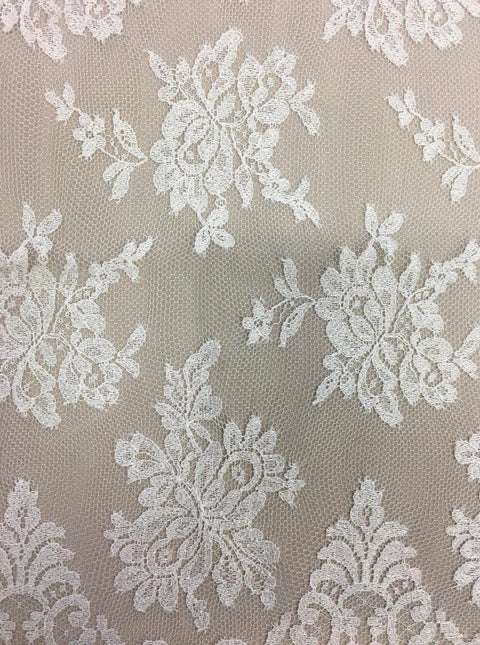 Fine Chantilly lace (1151) Ivory