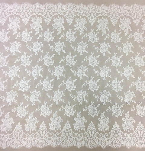 Fine Chantilly lace (1151) Ivory