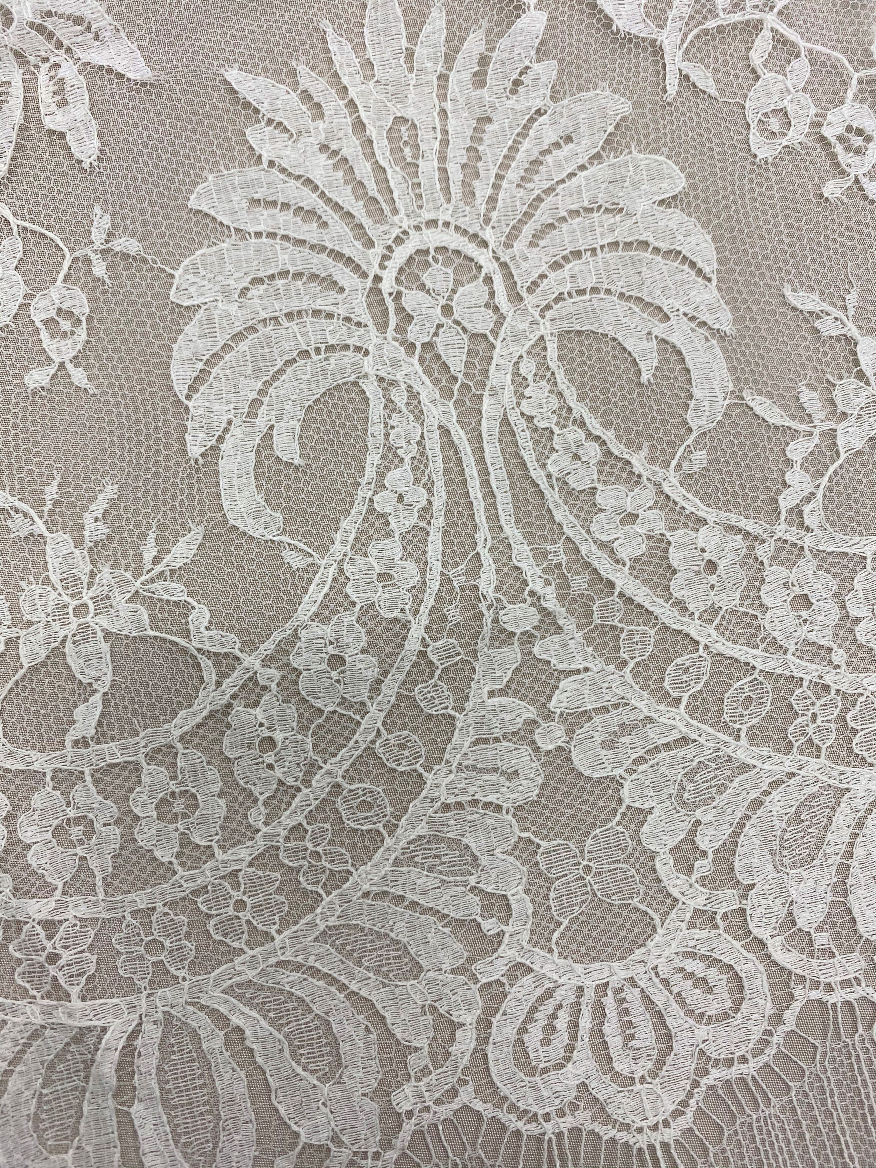 Ivory Fine Chantilly lace Trim — featuring scalloped edges, eyelash detail and floral motifs, in cotton and nylon, 45cm wide